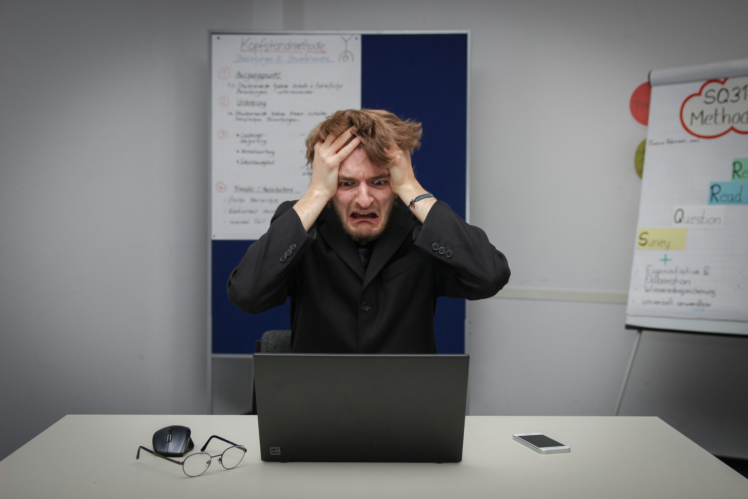 ¿Tu jefe tiene baja inteligencia emocional? Aprende a identificarlo y a proteger tu bienestar profesional